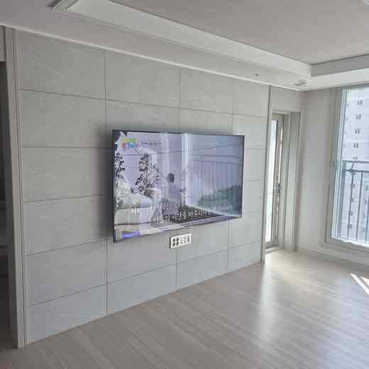 벽걸이TV 높이 재조정 최종 위치 확인